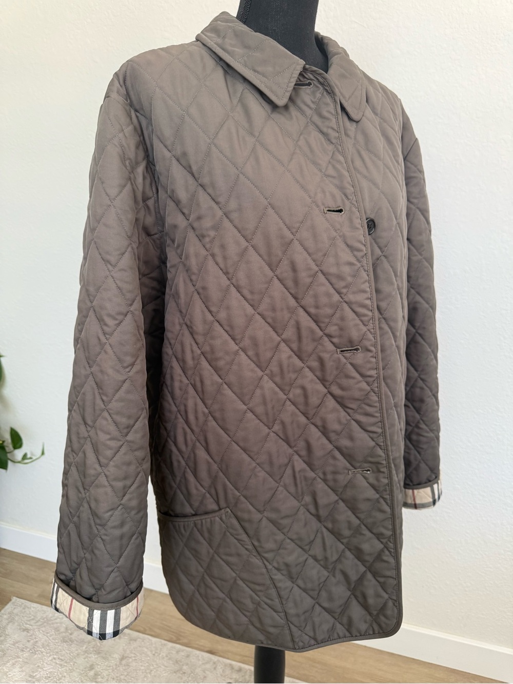 Burberry Women's Quilted Barn Jacket in Olive Green - Picture 9 of 16